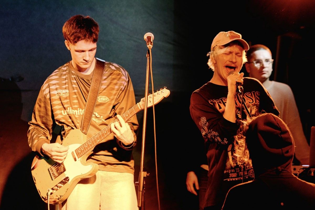 У них нет ничего, кроме дружбы, творчества и мечты. Источник: кадр из фильма «Здесь был Юра» / Bosfor Pictures, «Вольга» Alt: группа молодых музыкантов выступает на сцене