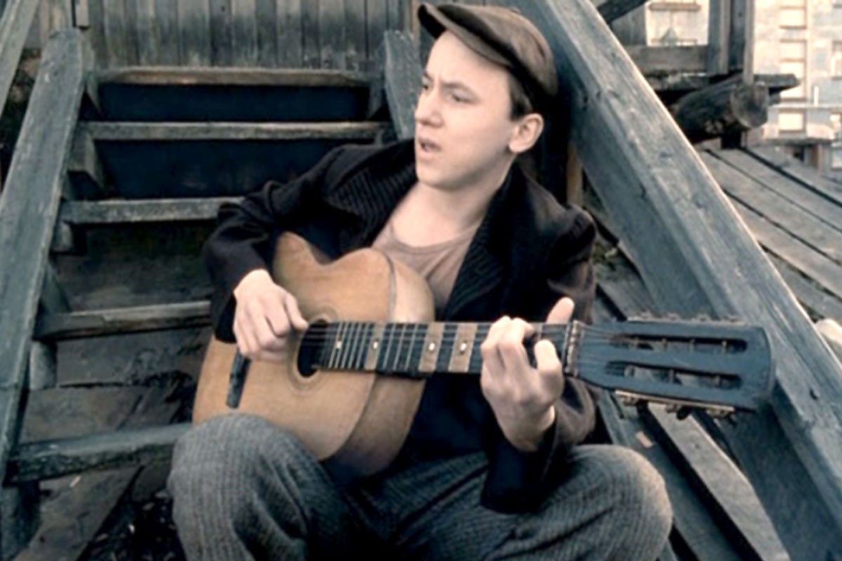 главный герой сидит с гитарой 