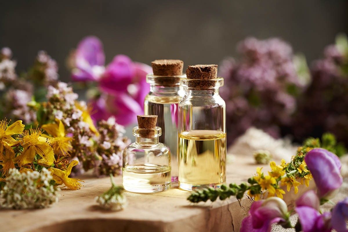 баночки с маслами и цветы