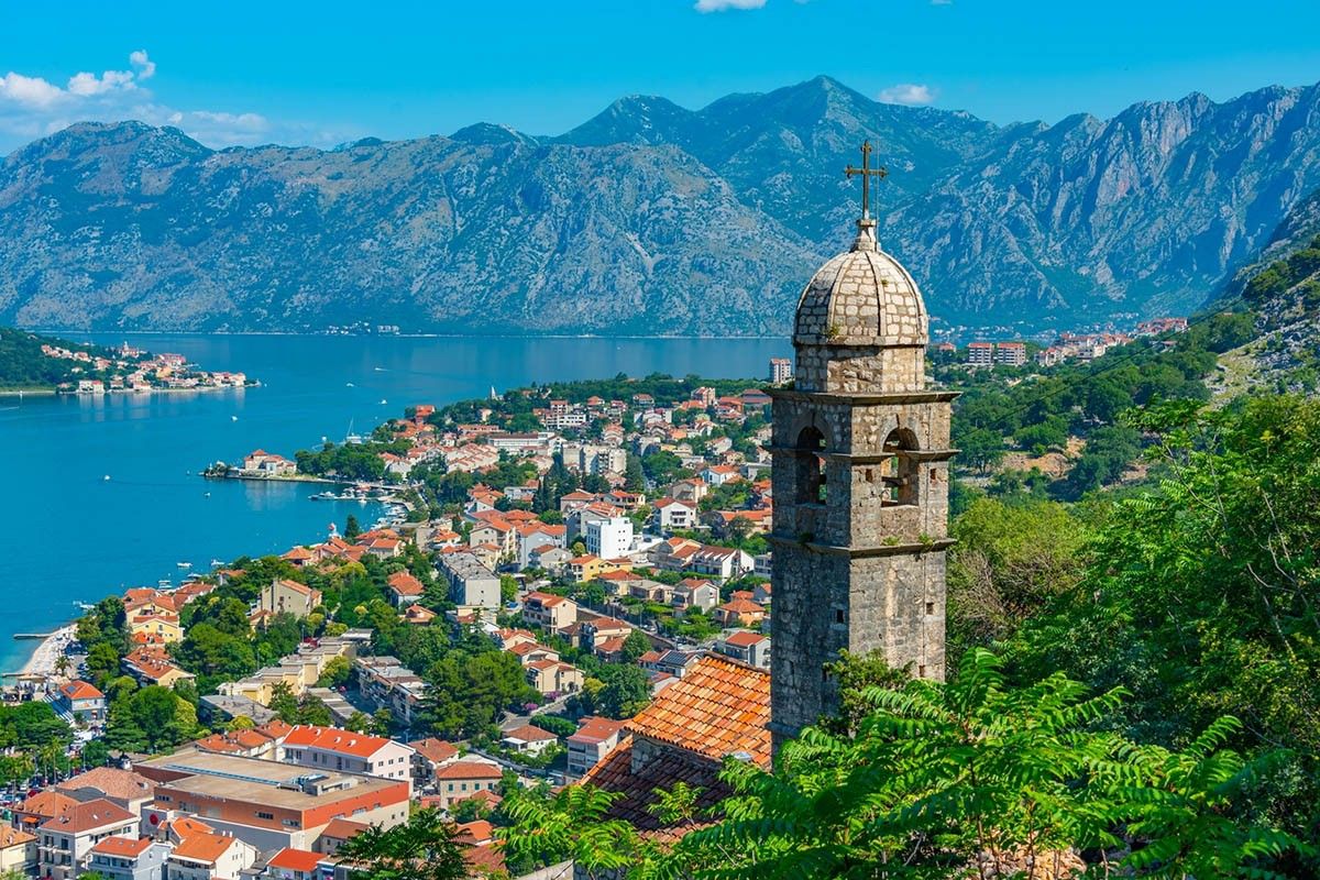 куда поехать в апреле за границу