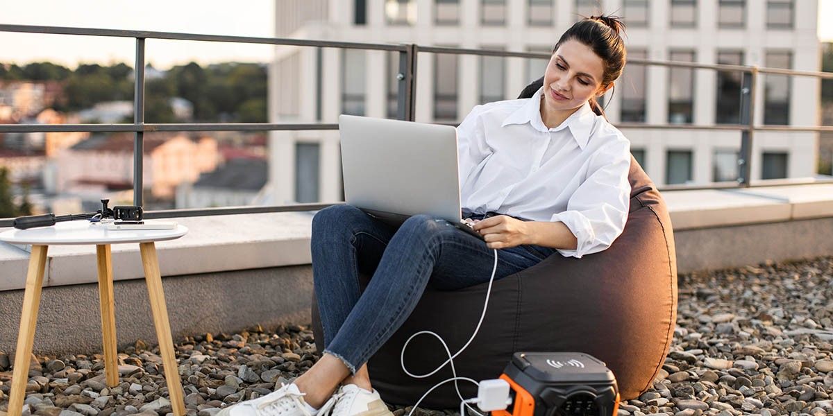 Можно ли использовать ноутбук на зарядке: польза или вред для батареи