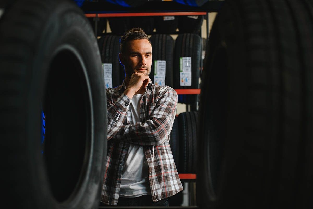 мужчина меняет шины