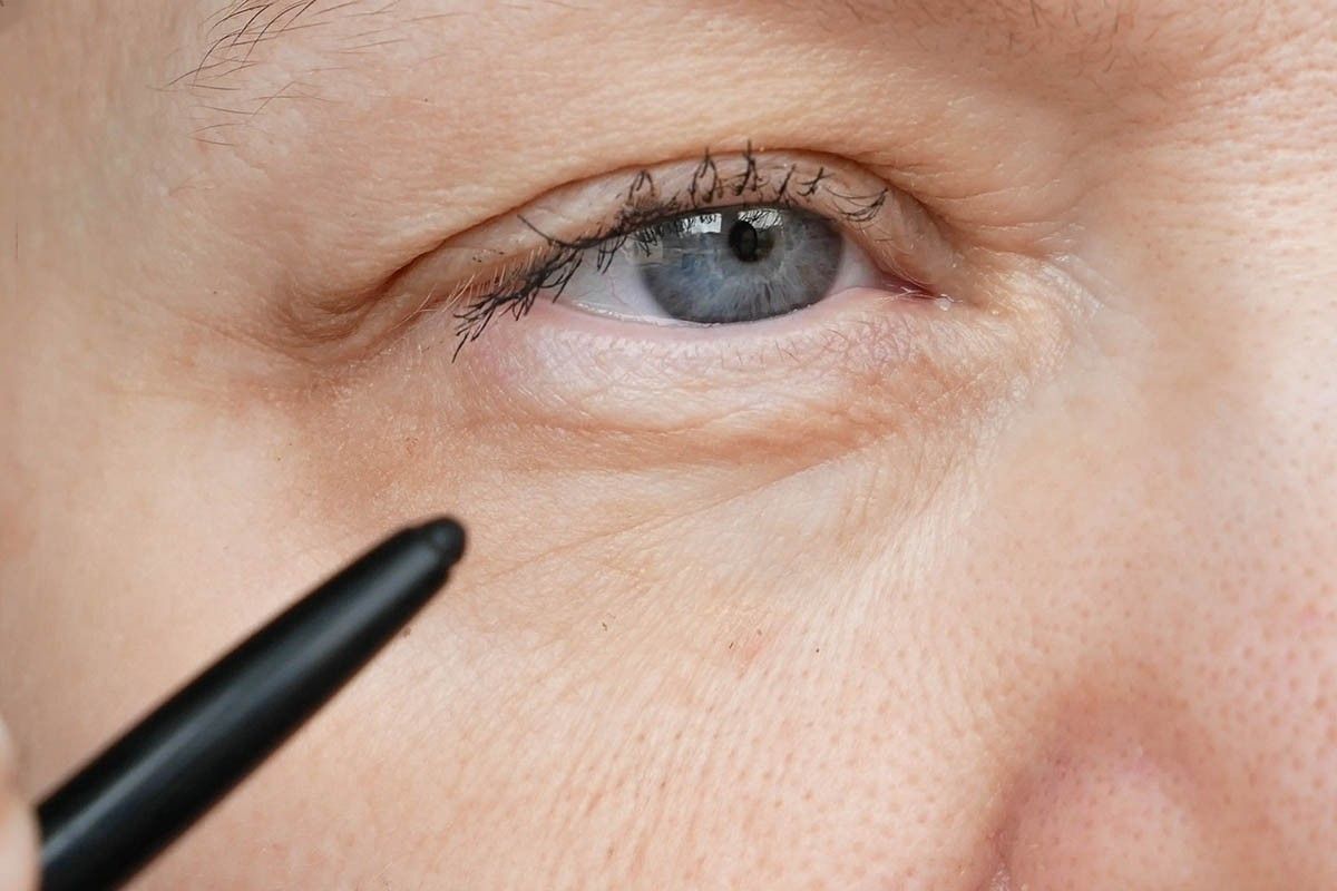 женщина делает макияж на нависшем веке