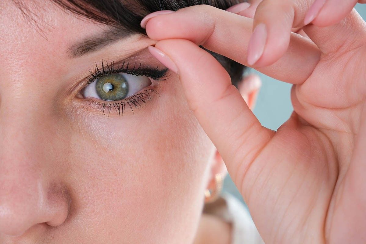 крупным планом — глаз с нависшим веком