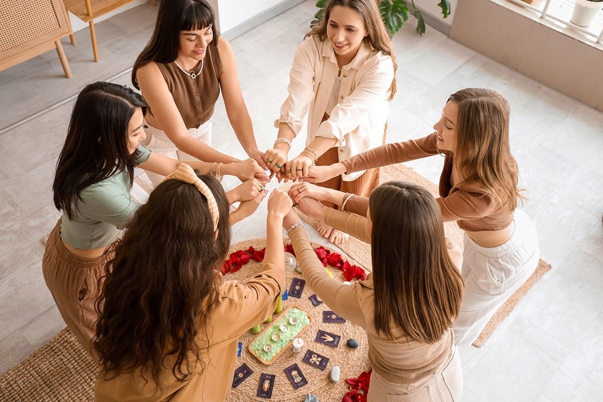 женщины гадают в кругу