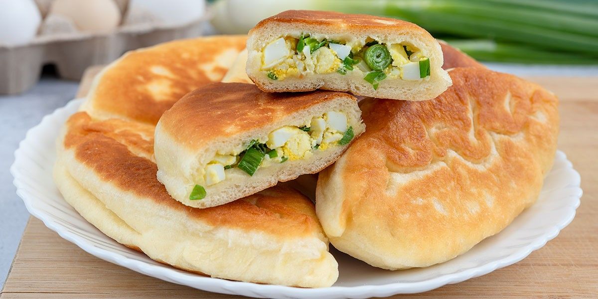 Хит июньского меню: пирожки с зеленым луком и яйцом