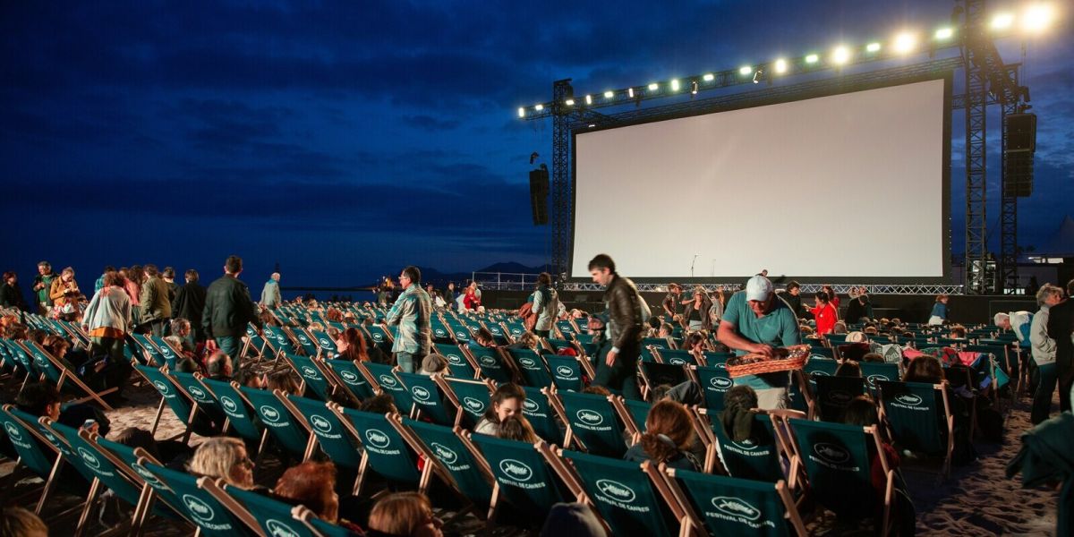 Где в Петербурге посмотреть кино под открытым небом