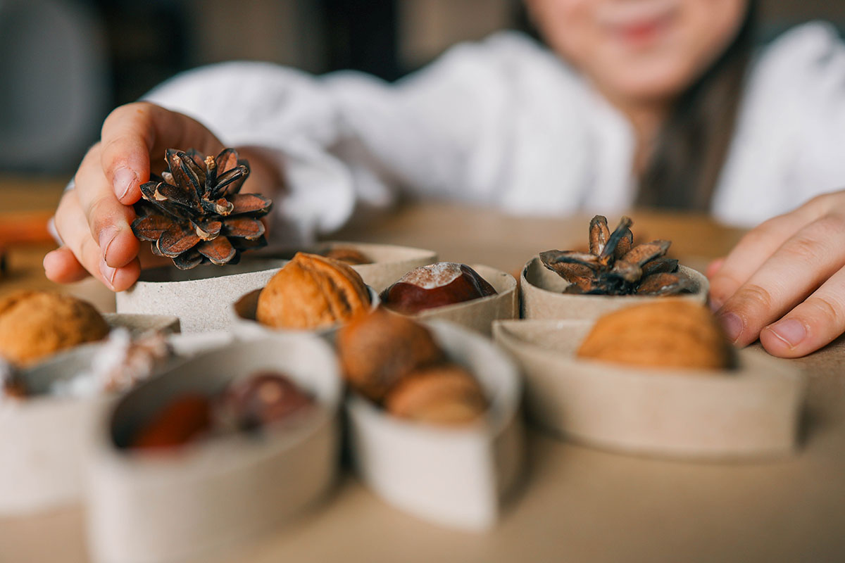 Работа с природными материалами развивает креативность, учит видеть красоту в простых вещах и дарит радость созидания. Источник: Shutterstock 