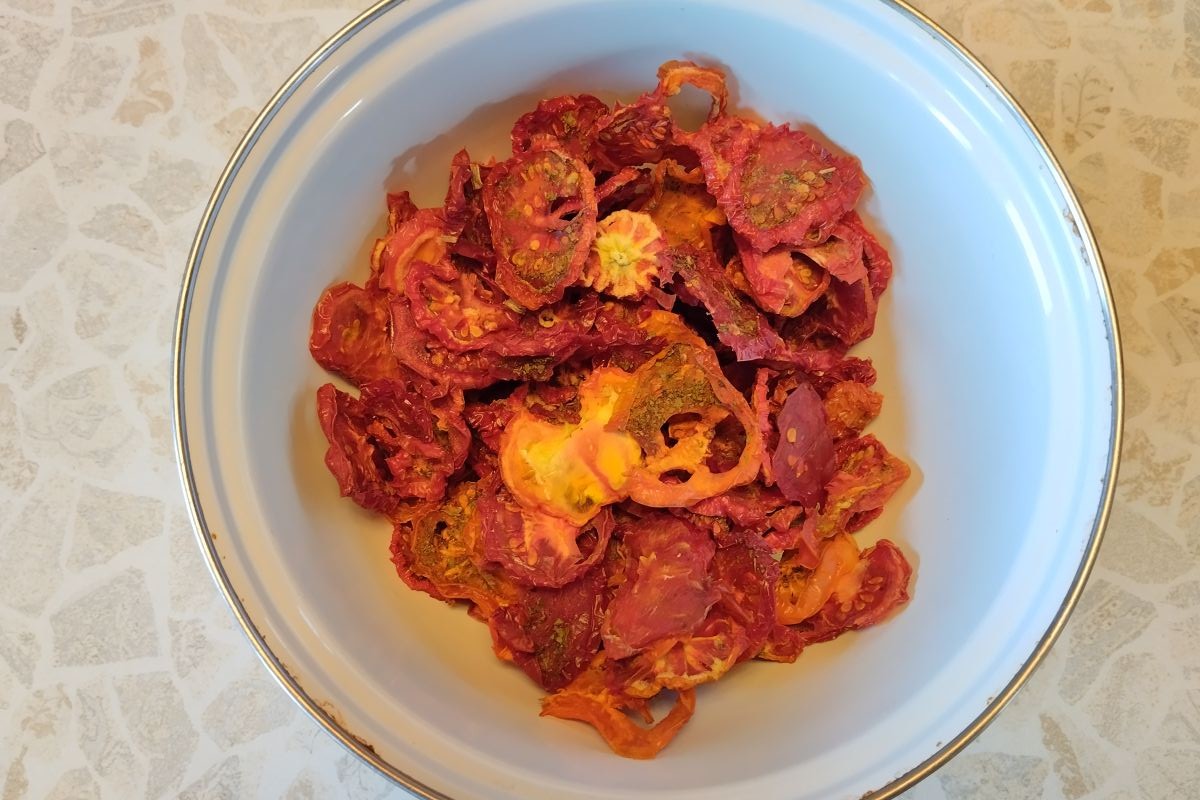 Если по виду ломтиков непонятно, готовы они или нет, — потрогайте: они должны быть сухими и твердыми. Источник: личный архив Ольги Гребневой