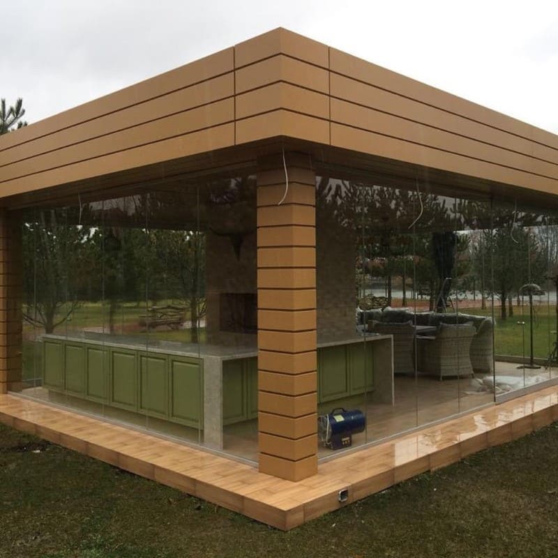 Капитальная кухня из кирпича и стекла. Источник: личный архив Ирины Филипповой