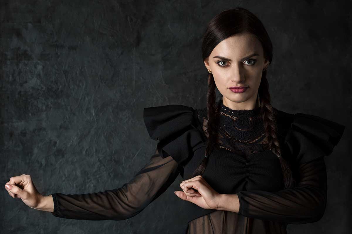 Макияж тоже должен быть мрачным — черная подводка, темные тени и помада. Источник: Malivan_Iuliia / Shutterstock / FOTODOM