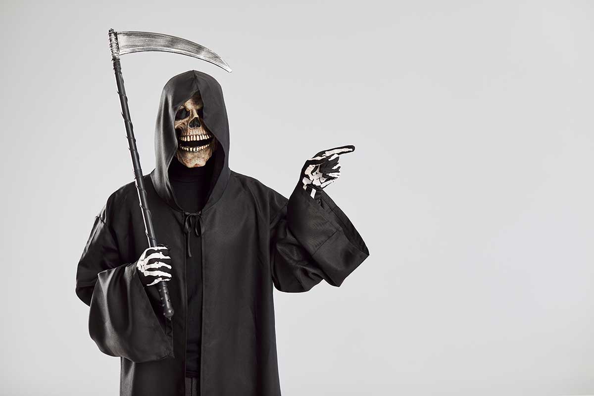 Коса, черный балахон, жуткая маска. Что же, у Смерти тоже должны быть выходные. Источник: Studio Romantic / Shutterstock / FOTODOM