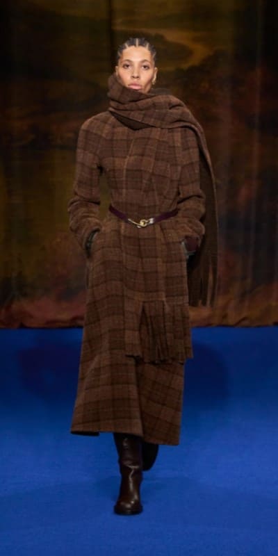 Клетка от Burberry тоже коричневая. Источник: uk.burberry.com  