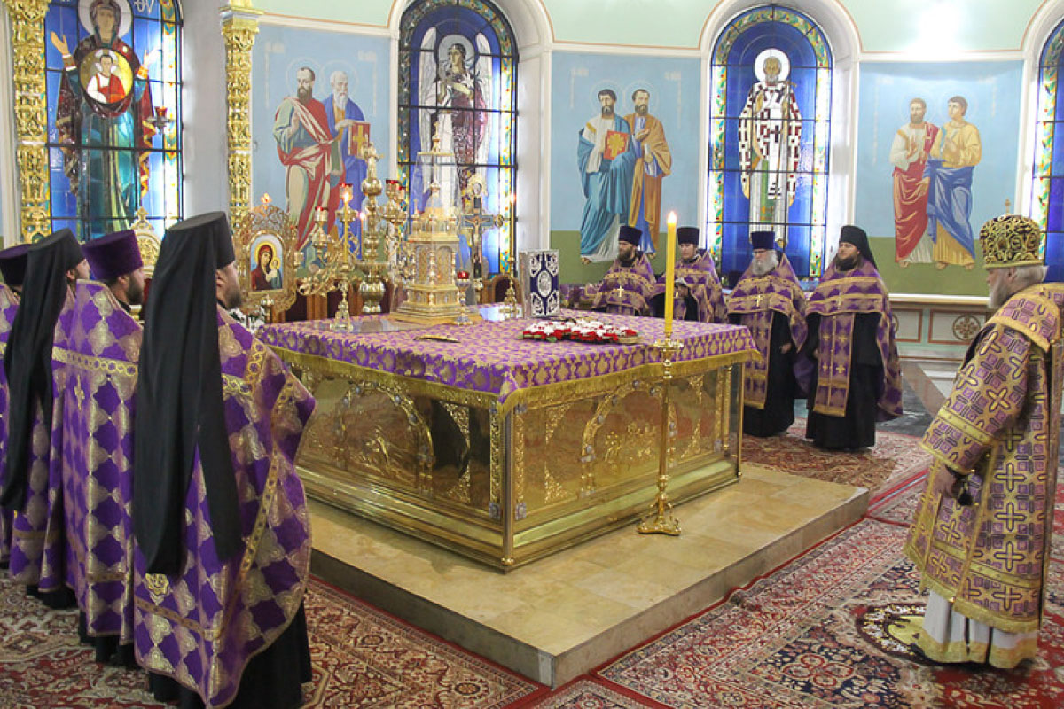 Во время праздничных служб в честь Воздвижения священнослужители традиционно облачаются в фиолетовый. Источник: курская-епархия.рф 