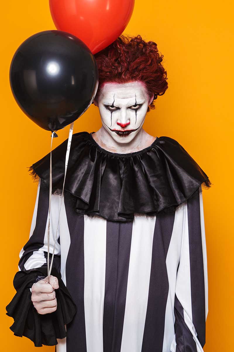 Красные надувные шарики — визитка Пеннивайза, но можно использовать и другие цвета. Источник: Dean Drobot / Shutterstock / FOTODOM