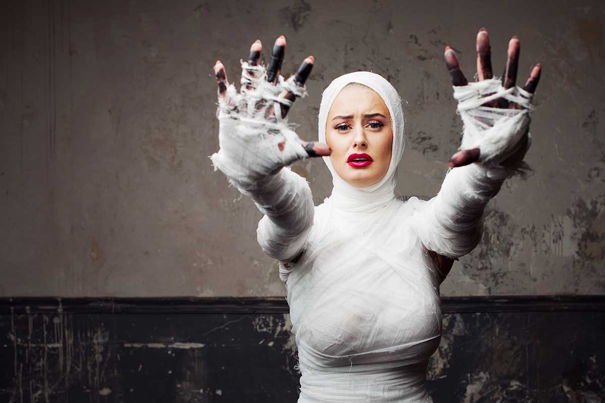 «Мумифицировать» семью или компанию друзей для вечеринки придется долго, но выглядеть это будет эффектно. Источник: Lia Koltyrina / Shutterstock / FOTODOM