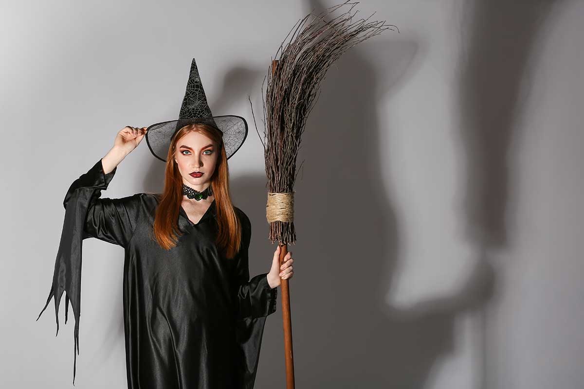 Ведьмы — одно из главных украшений хеллоуинских вечеринок. Источник: Pixel-Shot / Shutterstock / FOTODOM