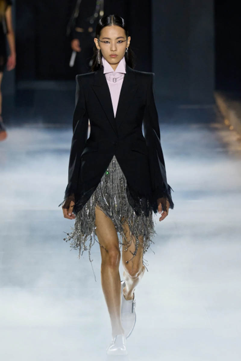 Модный мир немного подустал от минимализма. Украшать можно! Источник: vogue.com