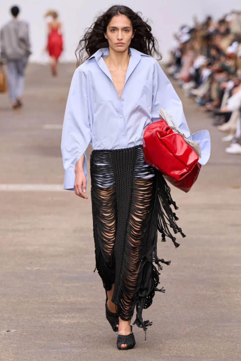 Модный мир немного подустал от минимализма. Украшать можно! Источник: vogue.com