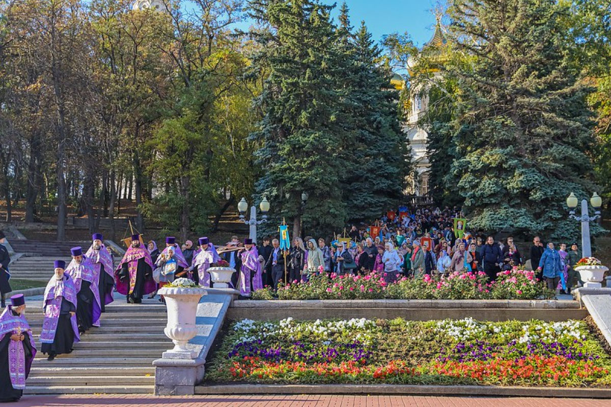 Во время шествия несут большой Крест, полотнища с изображением Христа и другие святыни. Источник: stavropol-eparhia.ru 