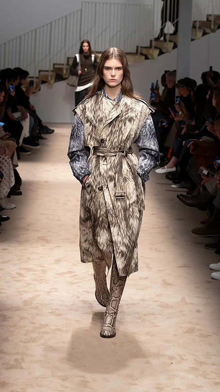 Псевдомеховой плащ Tod's — такой прием называется эффект trompe-l'œil, или «обман зрения». Источник: tods.com 