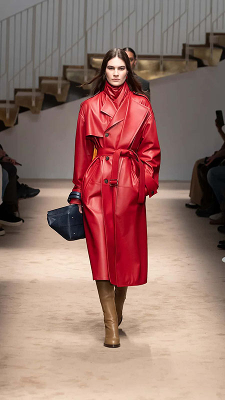 Красный кожаный плащ от Tod’s 2025 года. Источник: tods.com  
