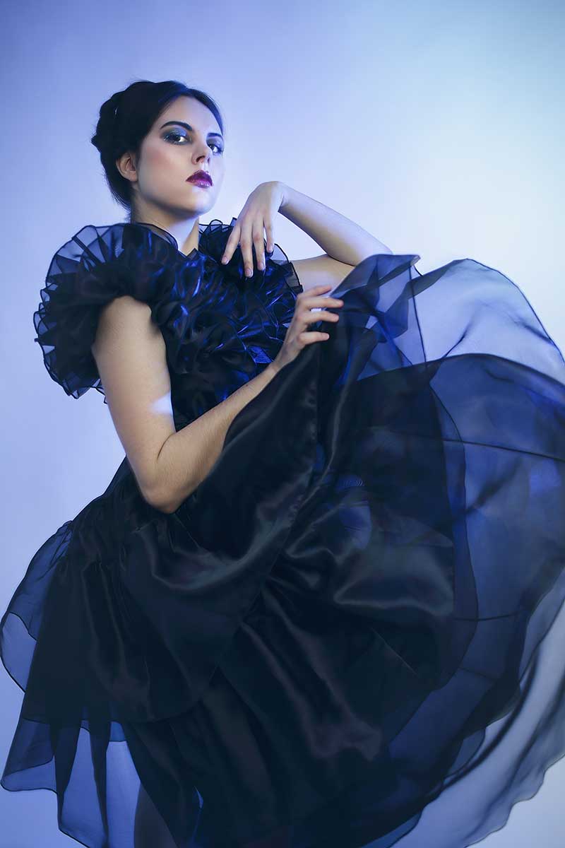 Макияж тоже должен быть мрачным — черная подводка, темные тени и помада. Источник: Olena Zaskochenko / Shutterstock / FOTODOM