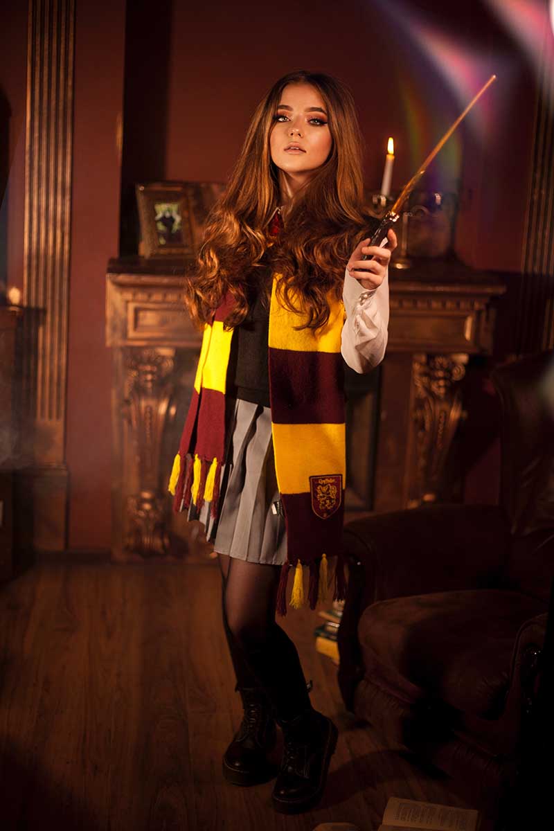 Мантия и волшебная палочка — и вот вы уже готовы творить магию. Источник: AlenaMorgana / Shutterstock / FOTODOM