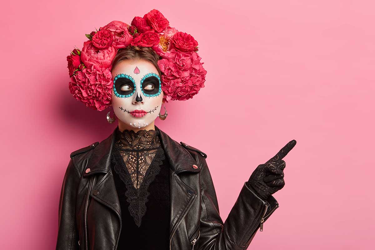 Хорошая идея для костюма — изобразить символ мексиканского Дня мертвых. Источник: Cast Of Thousands / Shutterstock / FOTODOM