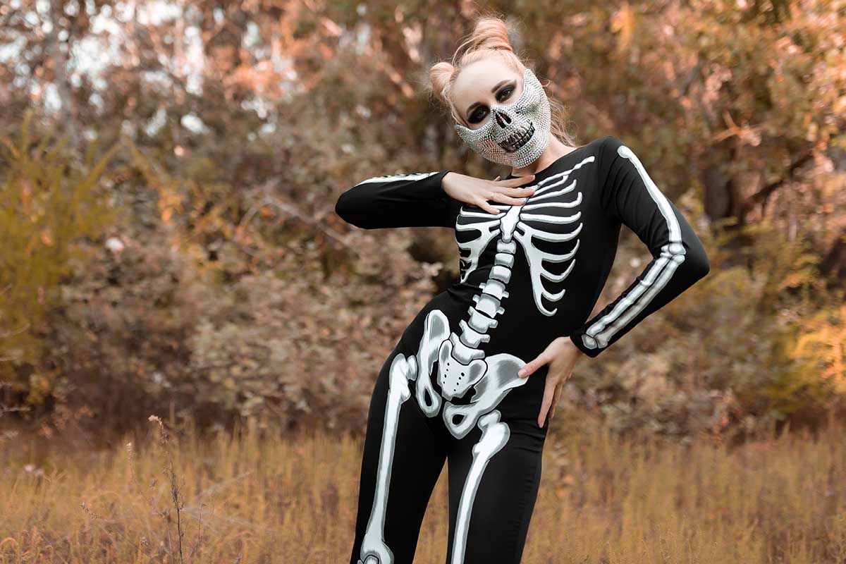 Только в канун Дня Всех Святых можно от души потрясти костями в буквальном смысле этих слов. Источник: Ivan Gran / Shutterstock / FOTODOM