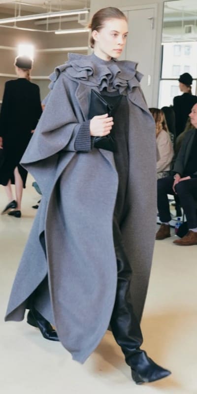 Изысканный кейп с шерстяной пелериной. Источник: altuzarra.com  