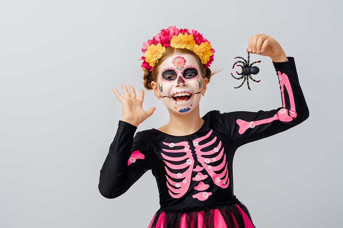 Детские костюмы на Хеллоуин бывают очень милыми и совсем не страшными. Источник: Yuganov Konstantin / Shutterstock / FOTODOM