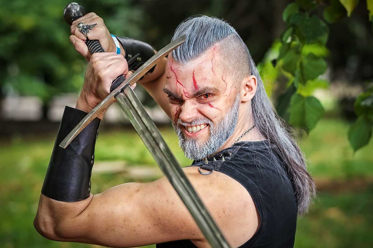 Когда, если не в Хеллоуин, прочувствовать на себе славу Ведьмака? Источник: ESOlex / Shutterstock / FOTODOM