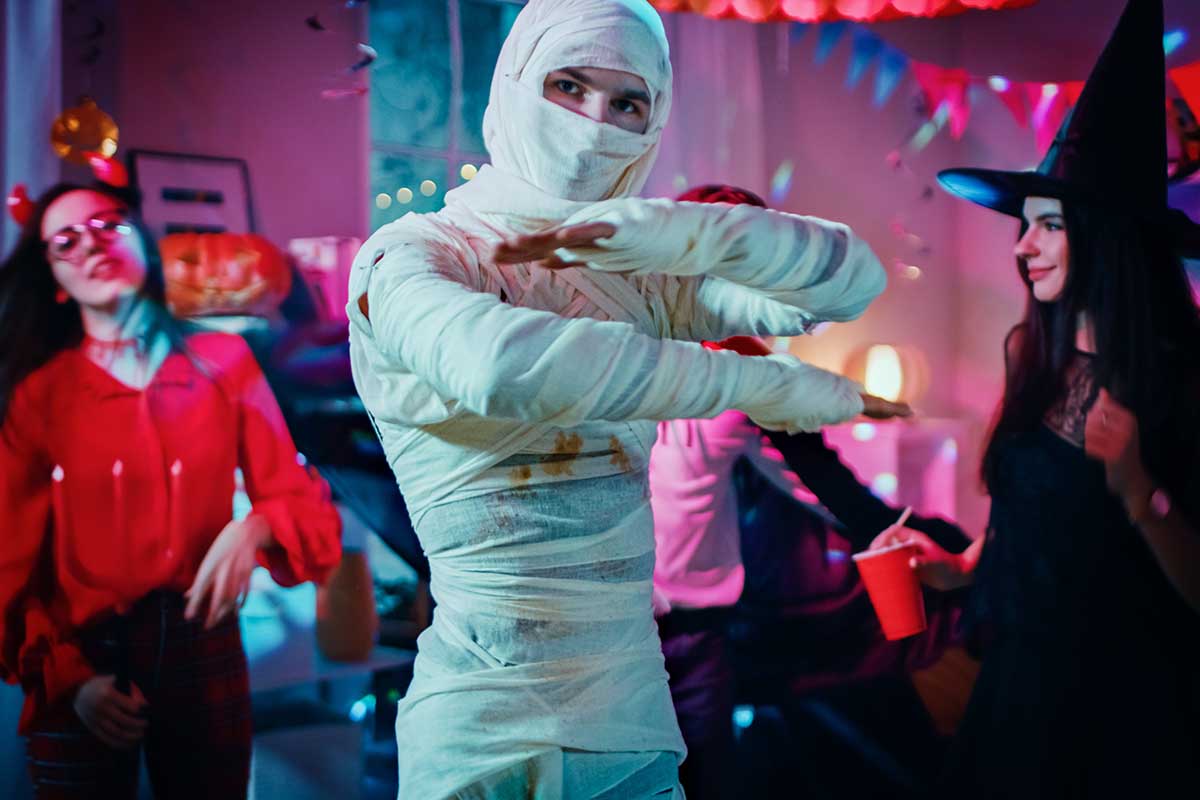 «Мумифицировать» семью или компанию друзей для вечеринки придется долго, но выглядеть это будет эффектно. Источник: Gorodenkoff / Shutterstock / FOTODOM