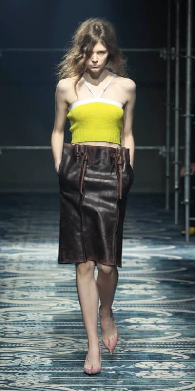 Prada представила кожаную юбку-карандаш со сложным кроем. Источник: prada.com 