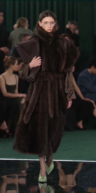 Большой клатч от Gucci. Источник: gucci.com 