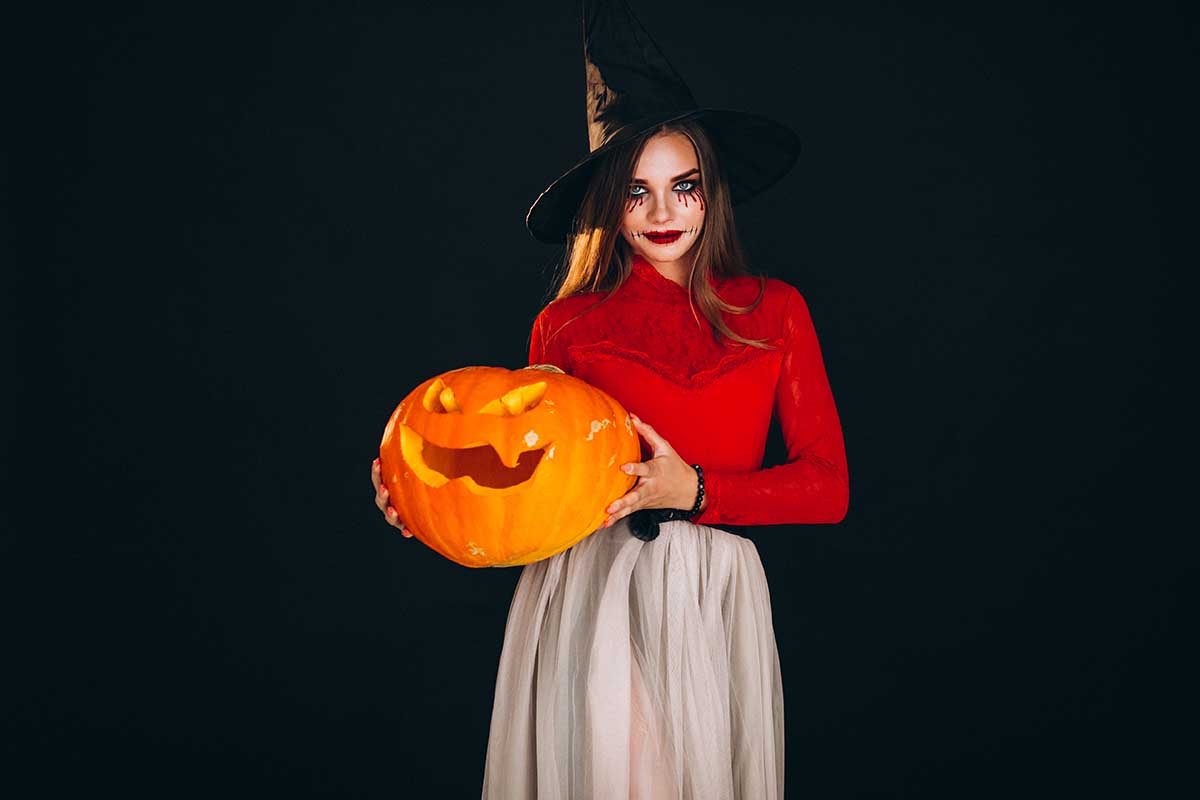 Ведьмы — одно из главных украшений хеллоуинских вечеринок. Источник: PH888 / Shutterstock / FOTODOM