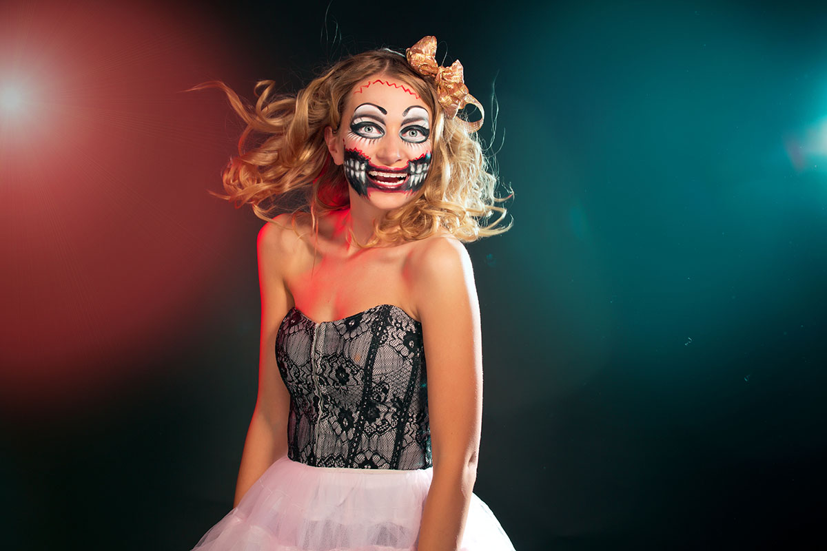 Клоуны мало кому кажутся милыми, как и большие мрачные куклы. Источник: Elena Vasilchenko / Shutterstock / FOTODOM