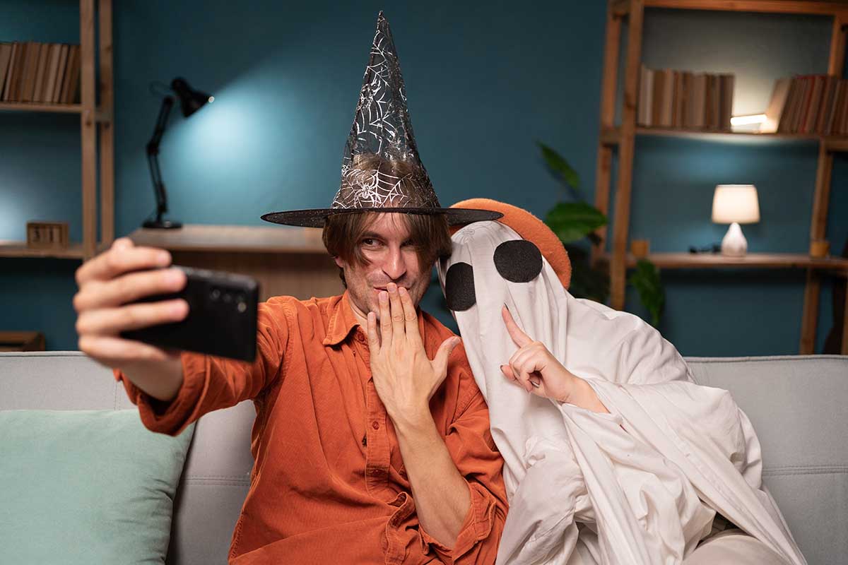 Нравится греметь кандалами и зловеще подвывать в ночи? Выбирайте костюм привидения. Источник: Lysenko Andrii / Shutterstock / FOTODOM