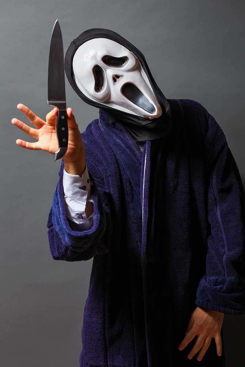 В канун Дня Всех Святых стоит быть настороже, когда собираешься завернуть за темный угол. Не исключено, что там поджидает очередную жертву парень в маске с острым ножом. Источник: ESOlex / Shutterstock / FOTODOM