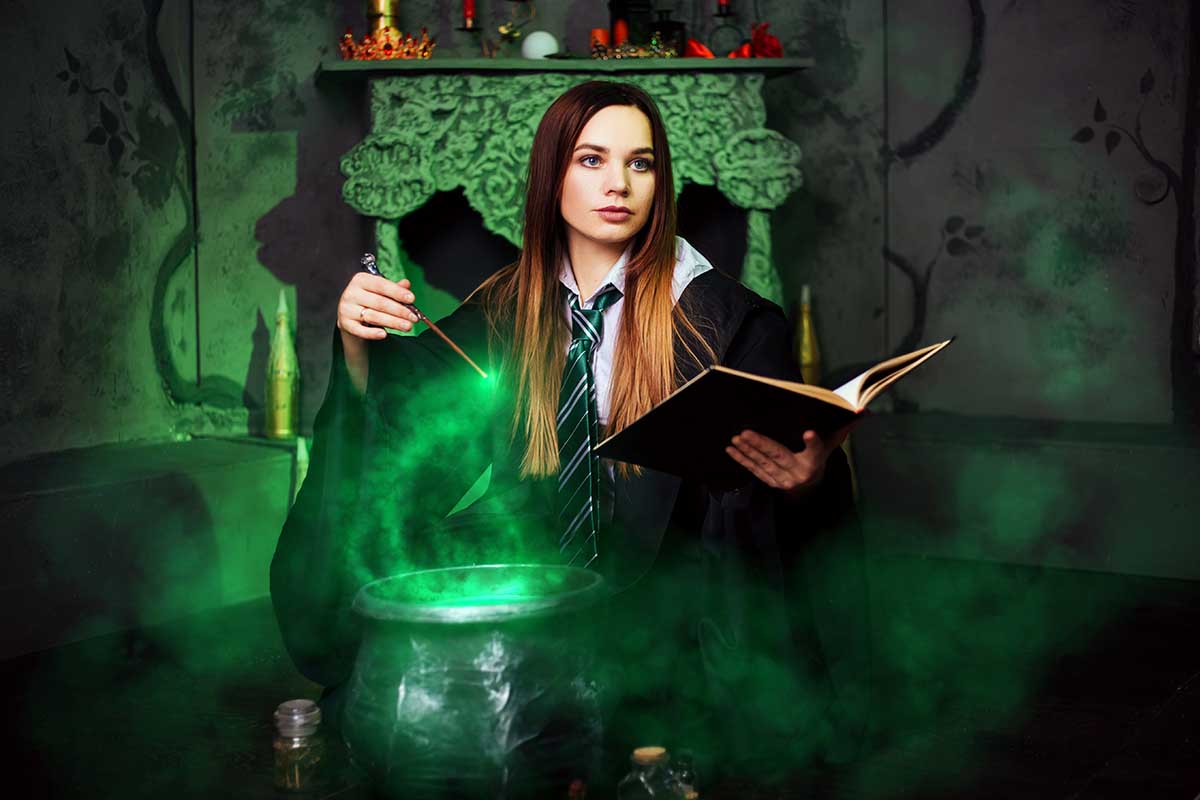 Мантия и волшебная палочка — и вот вы уже готовы творить магию. Источник: VeronArt16 / Shutterstock / FOTODOM