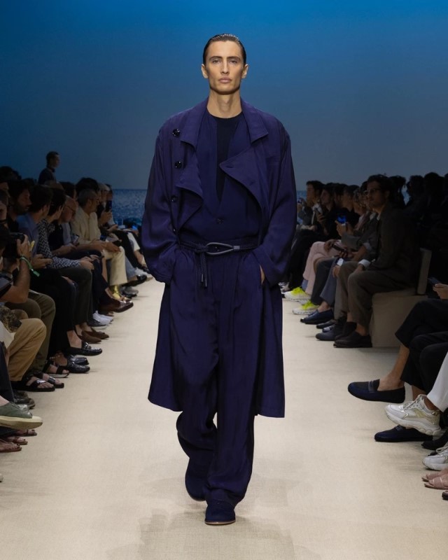 Современный мужской тренч от Armani. Источник: armani.com 