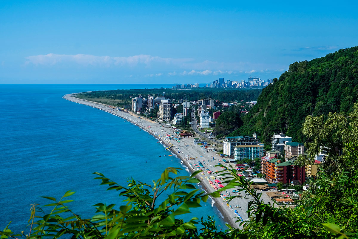 Панорама курорта Квариати. Источник: GreyBerry / Shutterstock / FOTODOM 