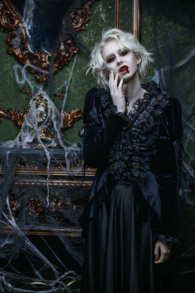 Чтобы стать кровопийцей, сегодня не обязательно вдохновляться графом Дракулой, хотя он по-прежнему популярен. Источник: Kiselev Andrey Valerevich / Shutterstock / FOTODOM