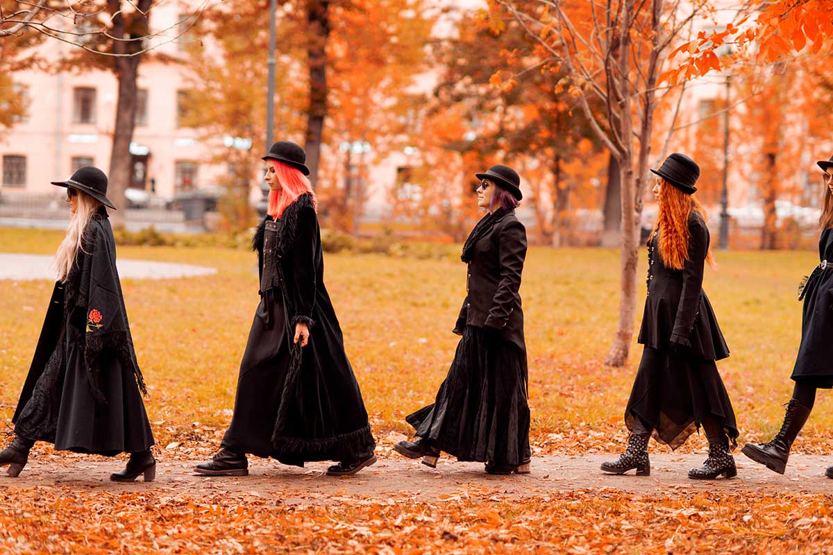 Ведьмы — одно из главных украшений хеллоуинских вечеринок. Источник: Trismegist san / Shutterstock / FOTODOM