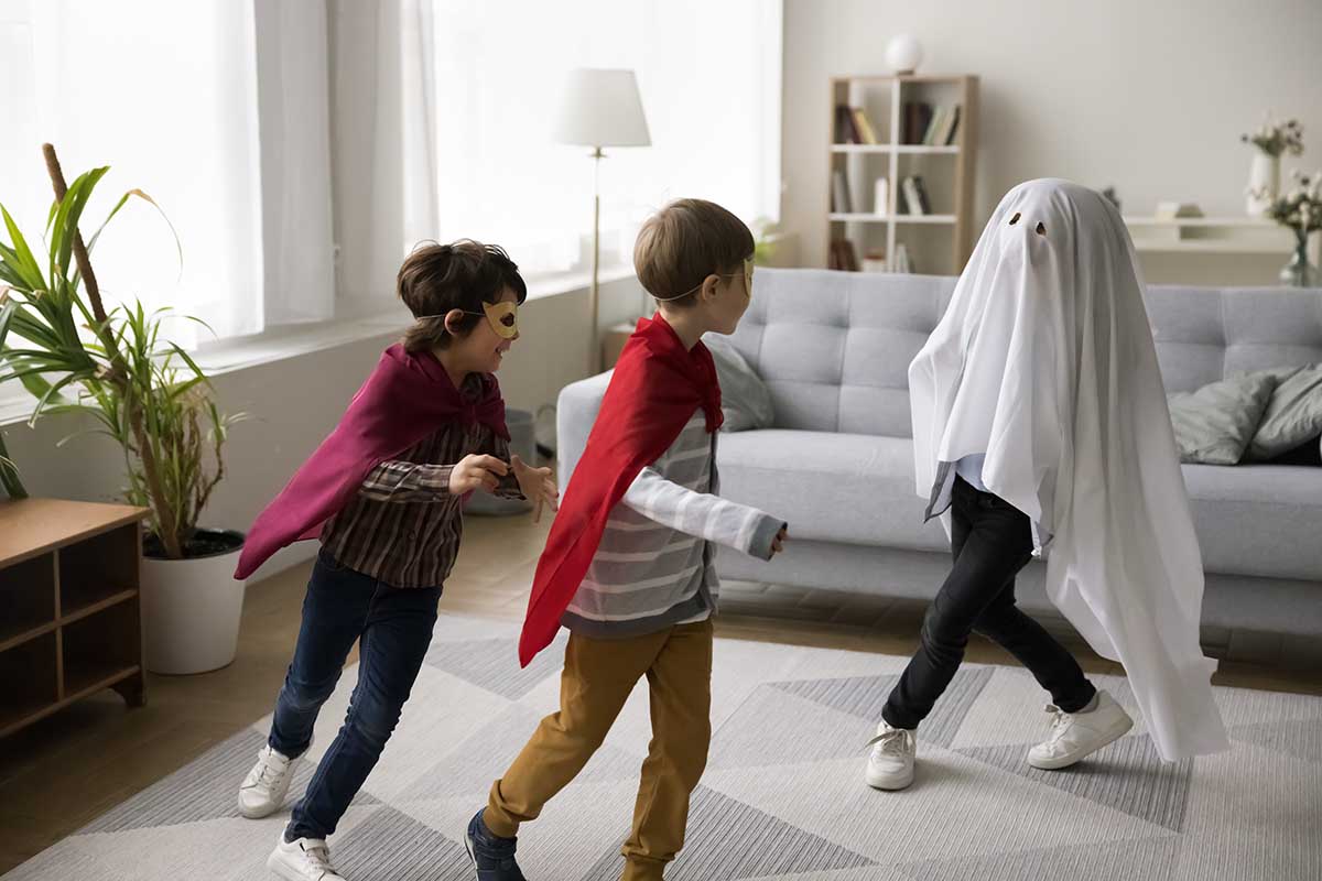 Детские костюмы на Хеллоуин бывают очень милыми и совсем не страшными. Источник: fizkes / Shutterstock / FOTODOM