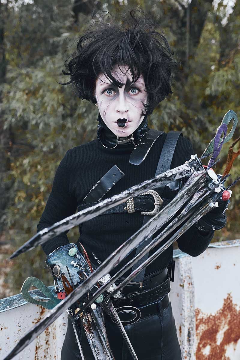 Вы, конечно, догадываетесь, что сложнее всего воспроизвести в образе Эдварда Руки-ножницы? Сделать тот самый элемент можно из картона и фольги. Источник: watcher fox / Shutterstock / FOTODOM