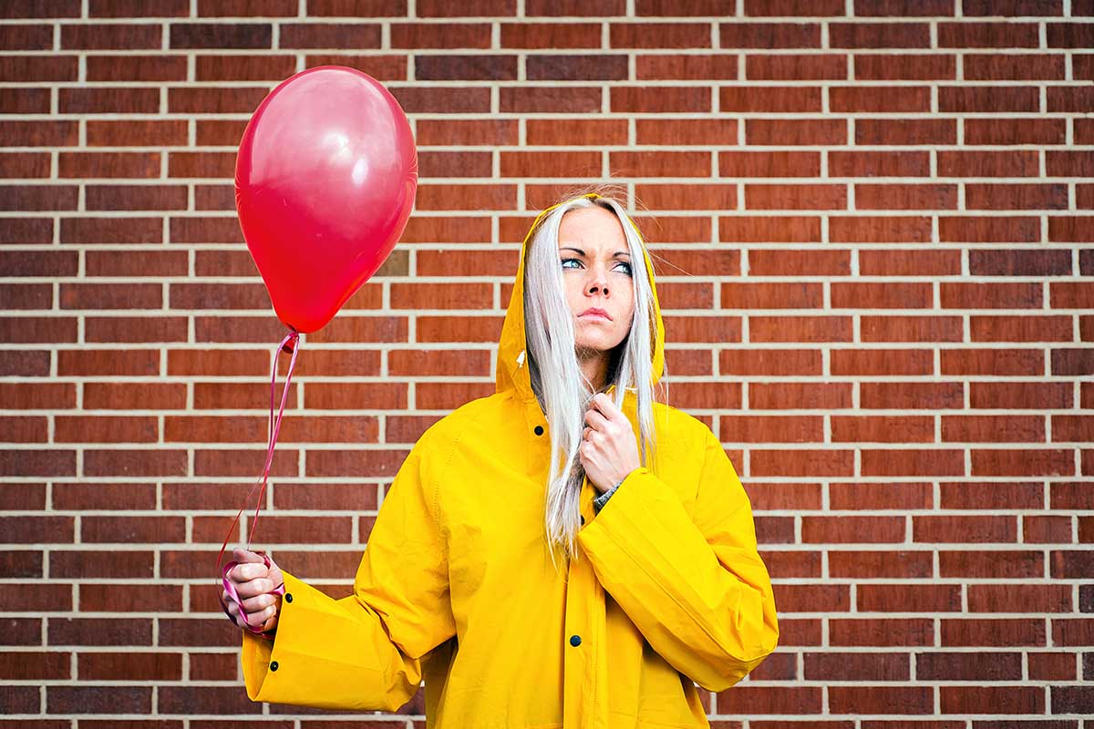 Для костюма Джорджи понадобится только желтый дождевик с капюшоном. Источник: Evgeny Savchenko / Shutterstock / FOTODOM