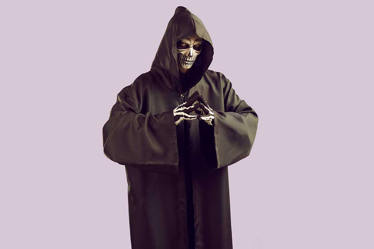 Коса, черный балахон, жуткая маска. Что же, у Смерти тоже должны быть выходные. Источник: Studio Romantic / Shutterstock / FOTODOM