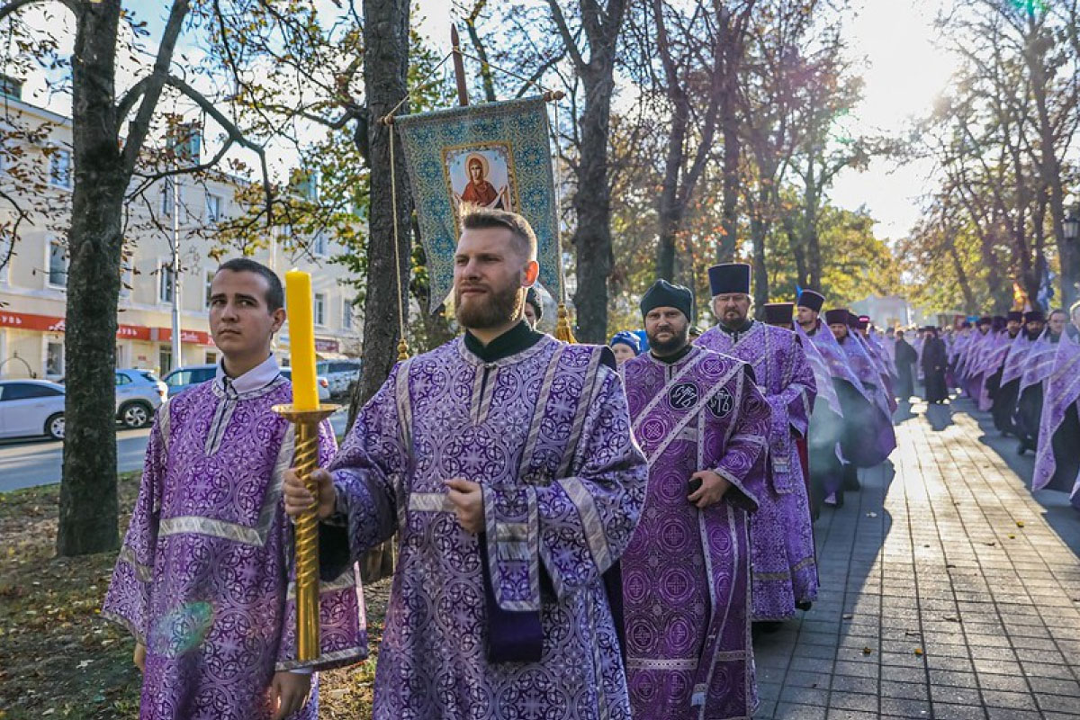 Во время шествия несут большой Крест, полотнища с изображением Христа и другие святыни. Источник: stavropol-eparhia.ru 